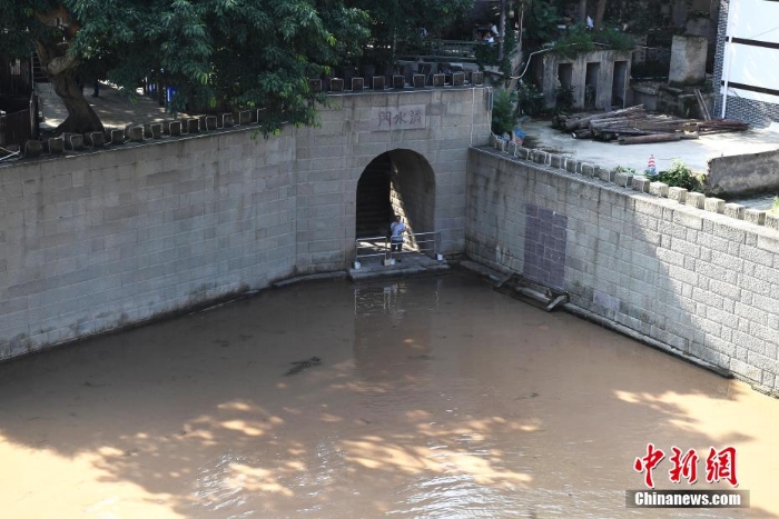 嘉陵江水位持續(xù)上漲 磁器口沿江商戶有序轉(zhuǎn)移