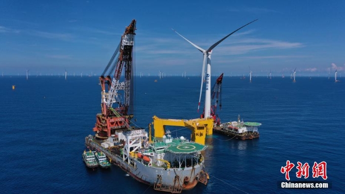 全球首臺抗臺風型漂浮式海上風電機組在陽江安裝成功