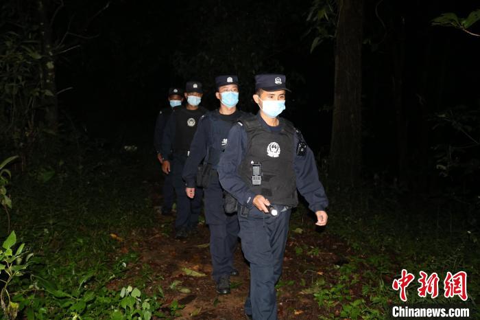 圖為民警在邊境一線開展夜間巡邏。　普洱邊境管理支隊(duì)供圖