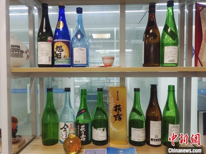荻野大辦公室展示的日本清酒?！√菩∏?攝