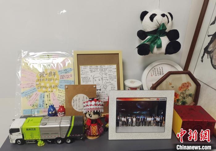 中國朋友送給荻野大的禮物。　唐小晴 攝