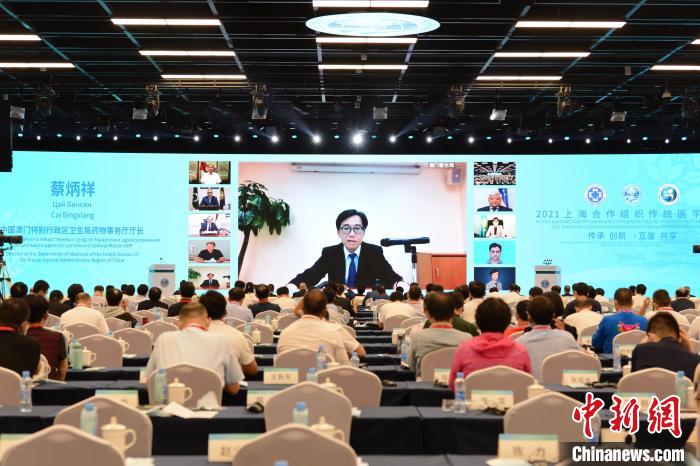 中國(guó)澳門特別行政區(qū)衛(wèi)生局藥物事務(wù)廳廳長(zhǎng)蔡炳祥通過(guò)視頻分享了澳門中醫(yī)藥發(fā)展情況?！⒄祭?攝