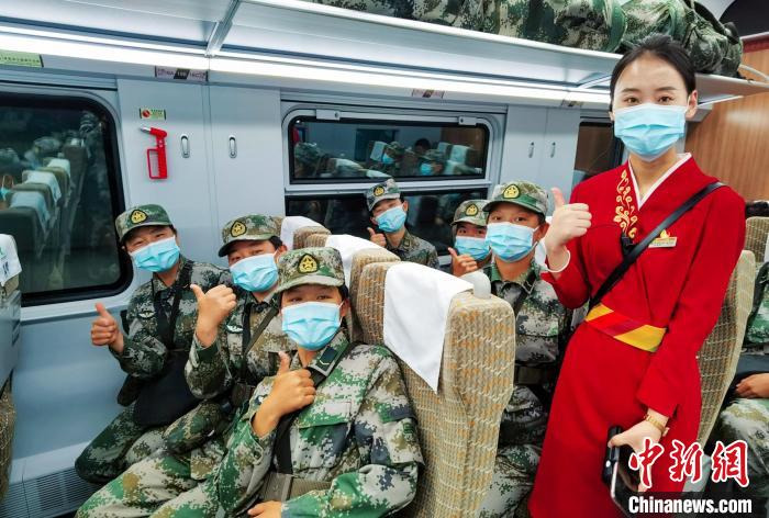 和西藏拉林鐵路“動(dòng)姐”合影。　楊凱 攝