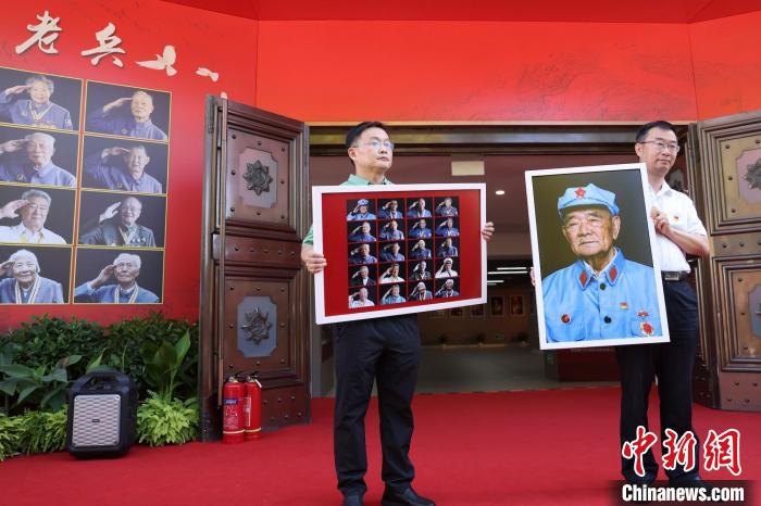 8月1日，抗戰(zhàn)老兵記憶——百幅抗戰(zhàn)老兵肖像作品捐贈(zèng)儀式暨展示活動(dòng)在中國(guó)人民抗日戰(zhàn)爭(zhēng)紀(jì)念館舉行?！?lt;a target='_blank' href='http://www.chinanews.com/'>中新社</a>記者 盛佳鵬 攝