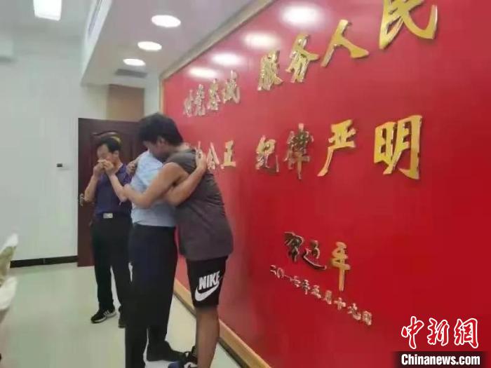 長(zhǎng)治長(zhǎng)子警方跨越山西、山東、河南3省，幫助該縣居民楊某夫婦找回被拐23年的兒子?！￠L(zhǎng)治市公安局供圖