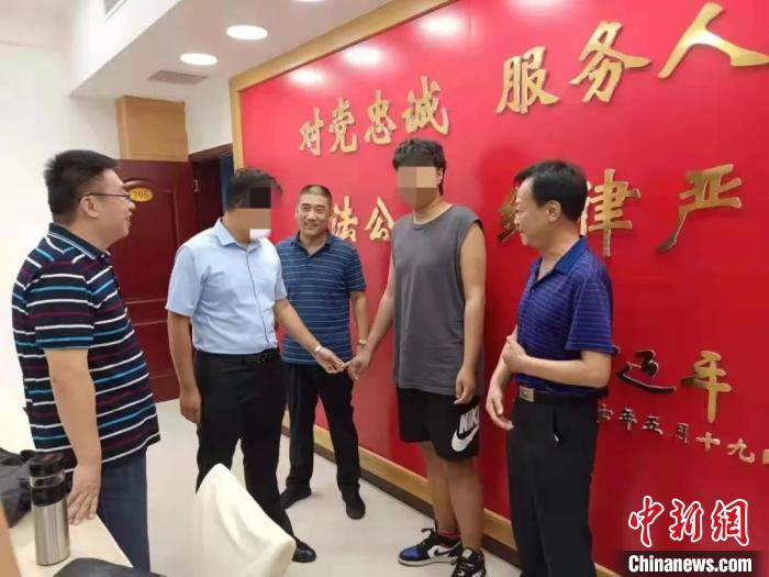 長(zhǎng)治長(zhǎng)子警方跨越山西、山東、河南3省，幫助該縣居民楊某夫婦找回被拐23年的兒子。　長(zhǎng)治市公安局供圖