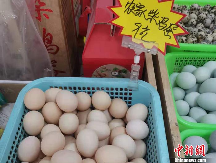 北京市西城區(qū)某菜市場內雞蛋價格。 <a target='_blank' href='http://www.chinanews.com/' >中新網(wǎng)</a>記者 謝藝觀 攝