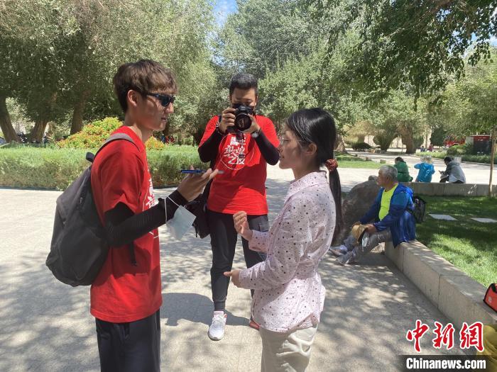 隴澳青年在莫高窟景區(qū)開展游客調(diào)研、景區(qū)評估活動?！≈鞎詵| 攝