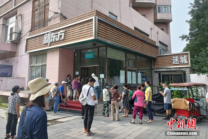 正在等待孩子下課的家長們。<a target='_blank' href='http://www.chinanews.com/' >中新網(wǎng)</a> 左雨晴 攝