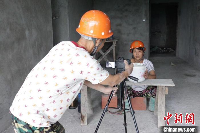 川哥在工地上拍攝視頻?！∈茉L者供圖