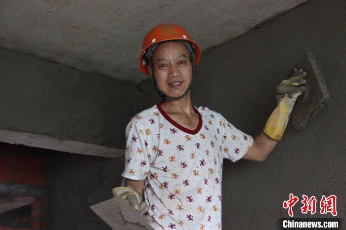 川哥正在工地工作。　受訪者供圖