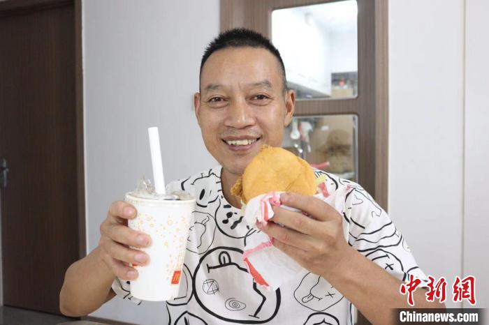 工頭預(yù)支生活費(fèi)后，川哥吃漢堡?！∈茉L者供圖