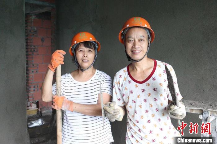 川哥和老婆?！∈茉L者供圖