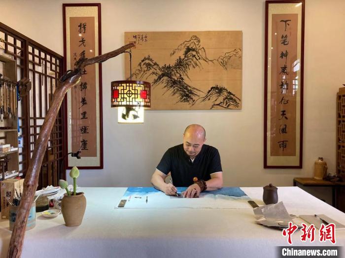 陶思俊正創(chuàng)作易拉罐蓉寶?！￡愳o 攝