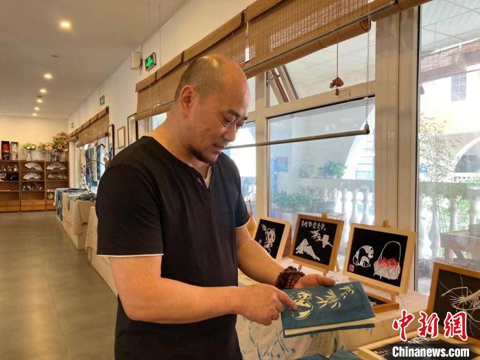 陶思俊展示扎染蓉寶作品。　陳靜 攝