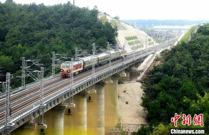 資料圖：聯(lián)調(diào)聯(lián)試檢測(cè)車奔馳在貴陽環(huán)線天河潭至湖潮區(qū)間。　田秘 攝