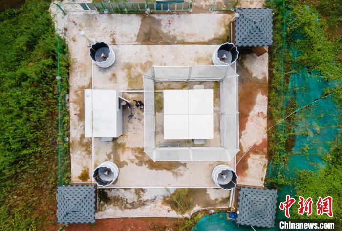 航拍“跨圈層擾動監(jiān)測系統(tǒng)”監(jiān)測站?！⒅铱?攝