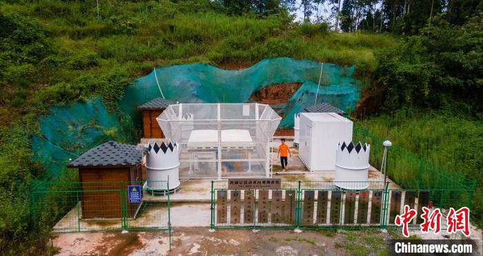 博士生毛志強(qiáng)在“跨圈層擾動監(jiān)測系統(tǒng)”監(jiān)測站忙碌?！⒅铱?攝