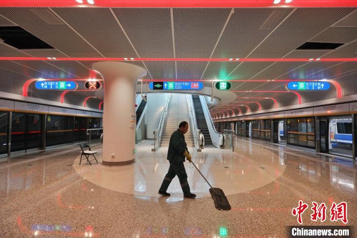 北京軌道交通“環(huán)球度假區(qū)站”。 杜燕 攝