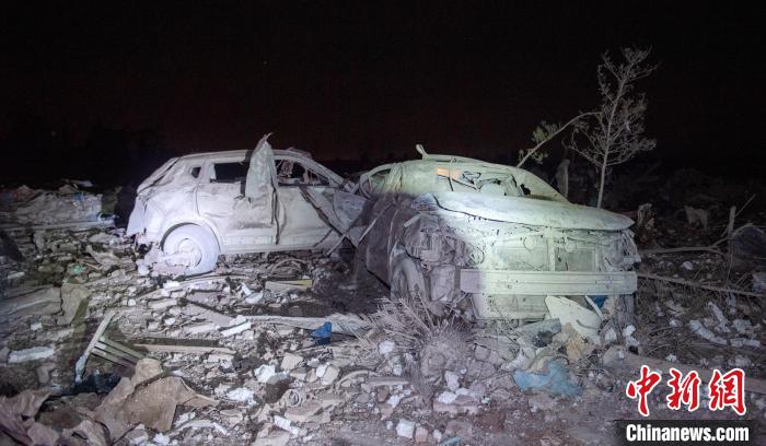 廣漢煙花爆竹燃爆事故現(xiàn)場(chǎng)受損的車輛。(資料圖) 張金 攝