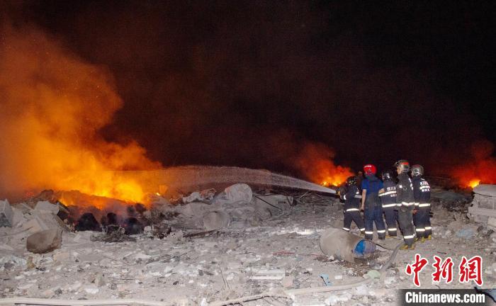 消防救援力量正在廣漢煙花爆竹燃爆事故現(xiàn)場(chǎng)處置。(資料圖) 張金 攝