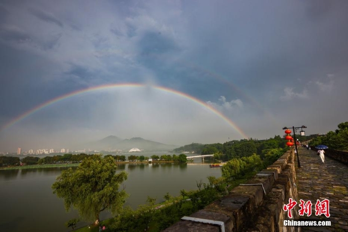 南京雨后雙彩虹橫跨“山水城林”