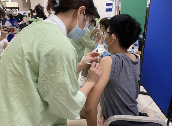 驚！臺(tái)中接種疫苗后猝死逾百例 竟是確診死亡人數(shù)20倍_1630392517905