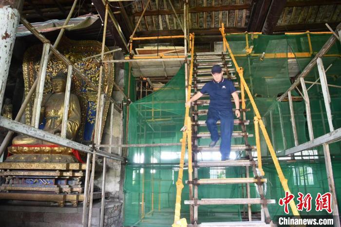 目前李曉洋正在成都青白江區(qū)明教寺覺(jué)皇殿修復(fù)壁畫?！埨?攝