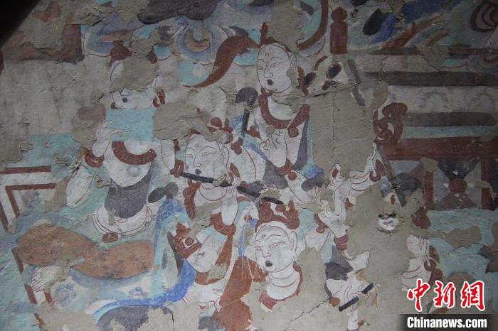 李曉洋與爺爺李云鶴對(duì)386窟壁畫進(jìn)行修復(fù)后。　李曉洋供圖