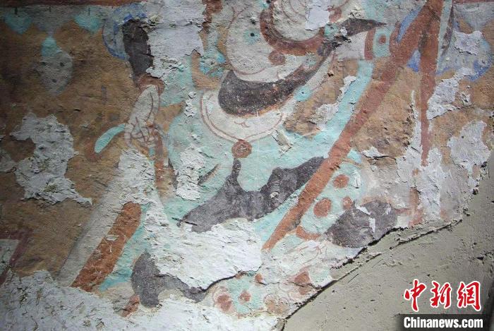 李曉洋與爺爺李云鶴對(duì)莫高窟遭遇地仗酥堿病害的壁畫進(jìn)行修復(fù)?！±顣匝蠊﹫D