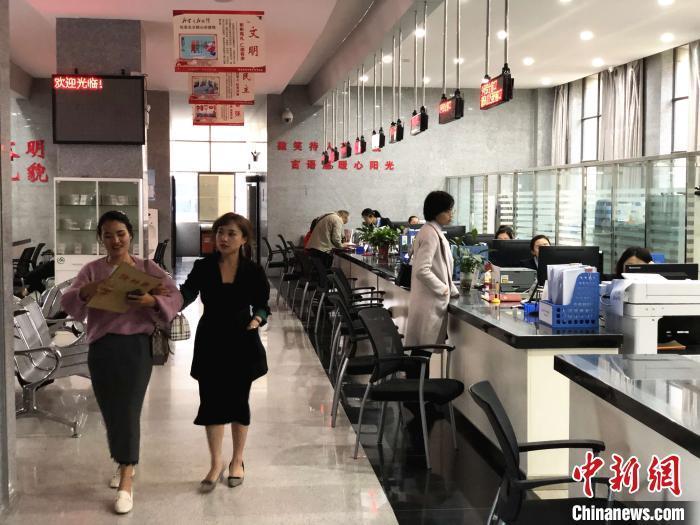 民眾在政務(wù)服務(wù)中心辦理不動(dòng)產(chǎn)權(quán)證書(shū)?！】姵?攝
