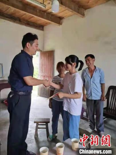 石臺(tái)縣委常委、副縣長(zhǎng)顧建華為貧困大學(xué)新生發(fā)放助學(xué)金 安徽省委統(tǒng)戰(zhàn)部供圖