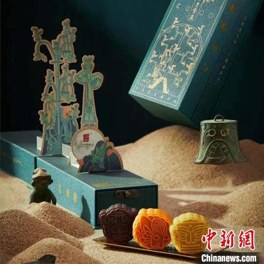 三星堆月餅禮盒?！∪嵌巡┪镳^景區(qū)管委會產(chǎn)業(yè)發(fā)展部供圖