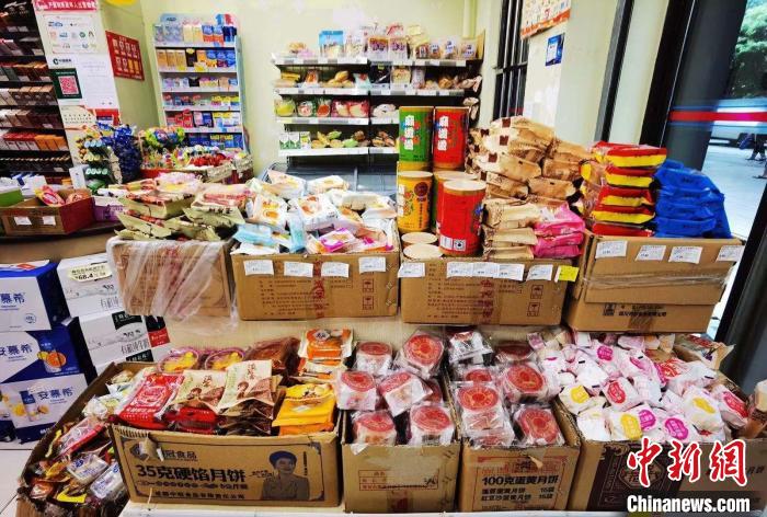 成都一小超市入口處擺滿了各類月餅?！≠R劭清 攝