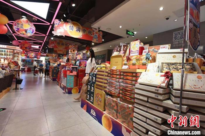 一年一度的“月餅大戰(zhàn)”再次打響?！“苍?攝