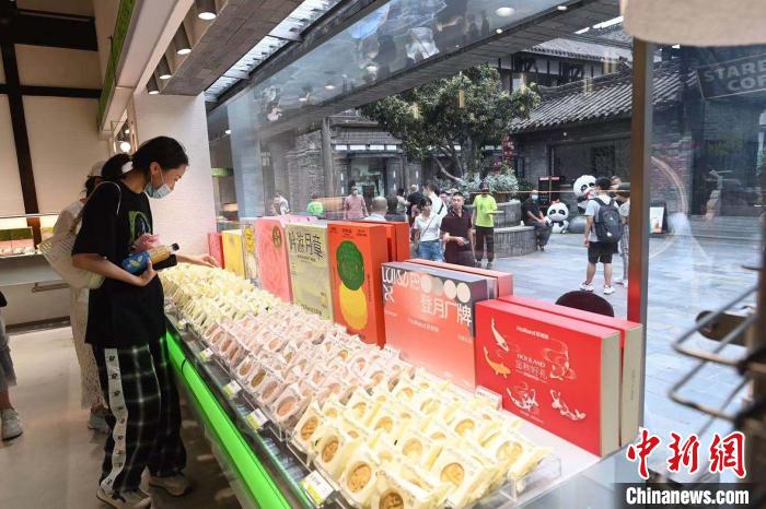顧客選購月餅?！“苍?攝