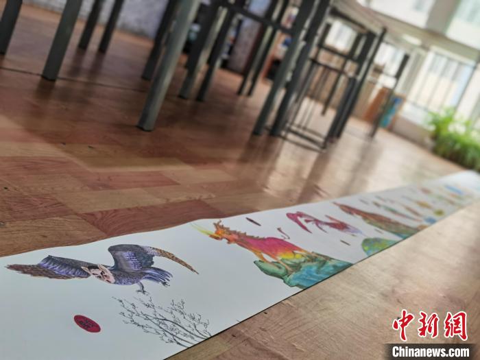 圖為邢天源繪畫的《山海經(jīng)》十米長卷?！钅?攝