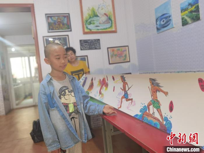 圖為邢天源講解大禹治水的故事。　楊娜 攝