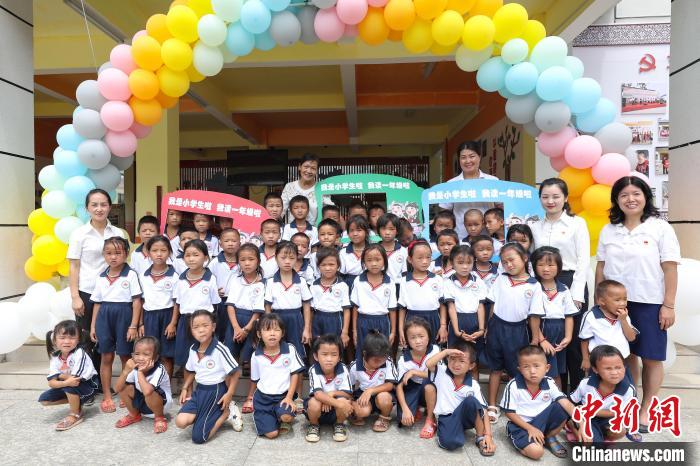 圖為大歹小學(xué)一年級(jí)新生班級(jí)合影?！■暮陚?攝