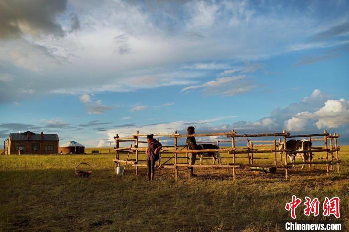 “中國內(nèi)地電影展2021”將于9月17日起在港舉行，選映12部內(nèi)地佳作。圖為影片《白云之下》劇照?！≈鬓k供圖