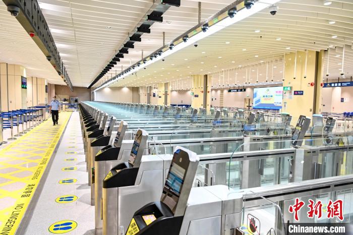 青茂口岸出入境大廳的合作查驗快捷通道?！￡愺K旻 攝