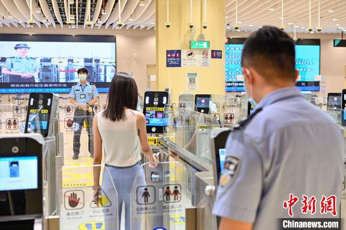 珠澳警察在開展全真實環(huán)境勤務(wù)組織和模擬通關(guān)實戰(zhàn)演練?！￡愺K旻 攝