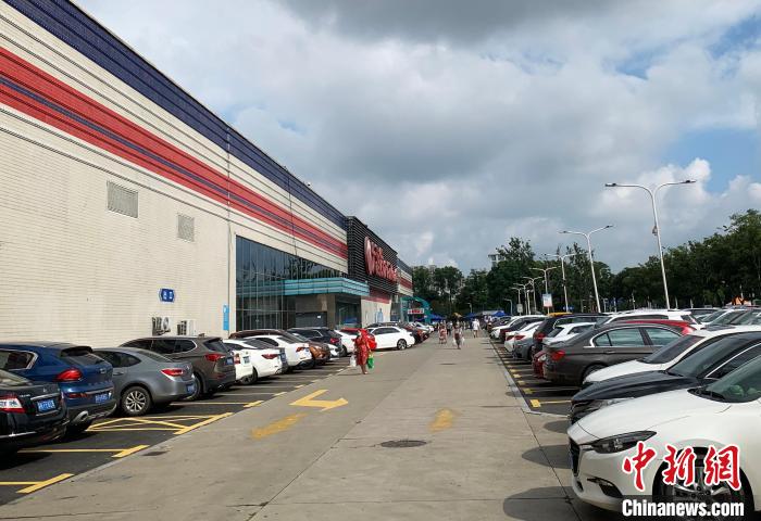 揚(yáng)州一超市門前，停滿了私家車。　崔佳明 攝
