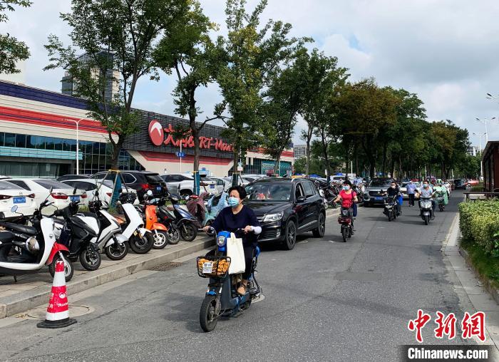 揚(yáng)州一超市門口的人行道也停滿了電動(dòng)車?！〈藜衙?攝