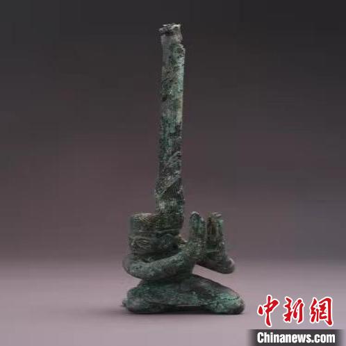 三星堆出土青銅扭頭跪坐人像展現(xiàn)三千多年前古蜀寫(xiě)實(shí)雕塑藝術(shù)
