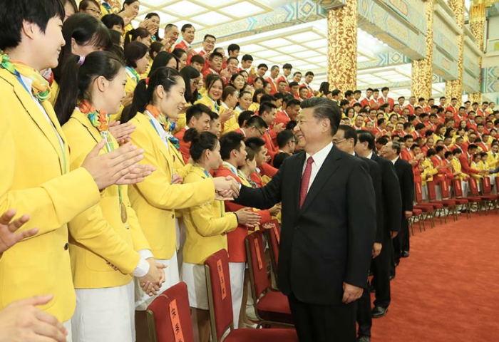△習(xí)近平與第31屆奧林匹克運動會中國體育代表團(tuán)成員握手.png