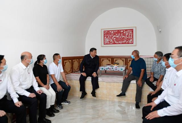 這是14日下午，習近平在綏德縣張家砭鎮(zhèn)郝家橋村，看望村民侯志榮一家。新華社記者 李學仁 攝.jpg