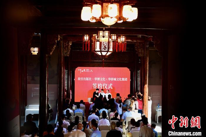 圖為華僑城文化集團與故宮出版社、深圳華博文化公司簽訂了戰(zhàn)略合作協(xié)議。陳文 攝