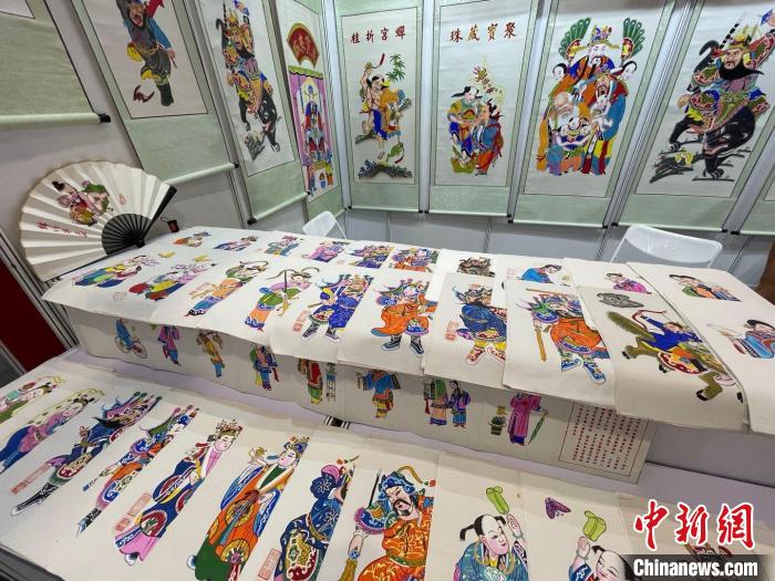 一幅幅極具特色的四川綿竹年畫躍然紙上，色彩鮮艷，變化多樣?！》絺ケ?攝