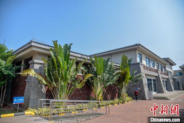 資料圖：海南東線高速一處服務(wù)區(qū)的公共廁所?！『閳?jiān)鵬　攝